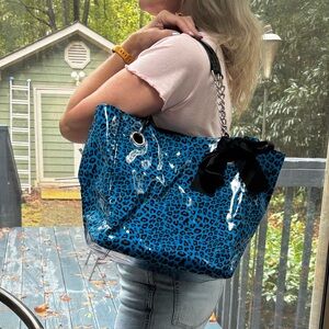 Blue leopard spot shoulder bag with chains
